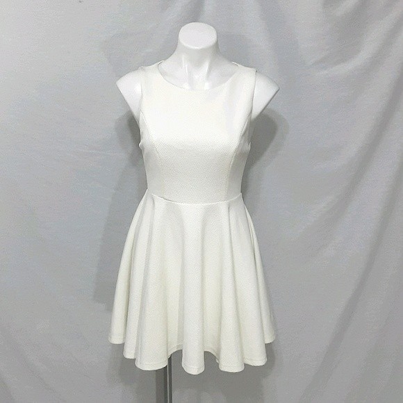 Lulu’s White Fit & Flare Mini Dress M | Sleeveless Open Back Flirty Elegant Chic - Picture 2 of 5